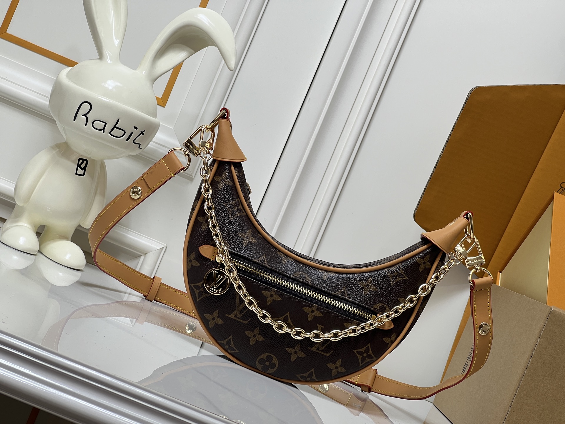 Louis Vuitton LV Classic Handbag Premium Canvas Magnetic Lock Elegant Look Premium Quality